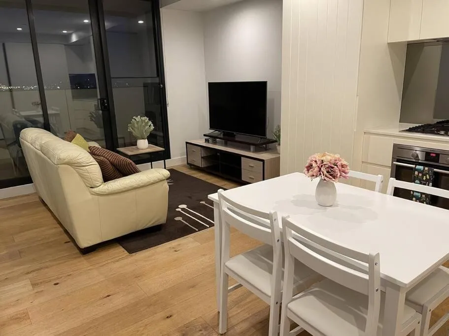 Lovely 1BD condo with free parking city view — 5
