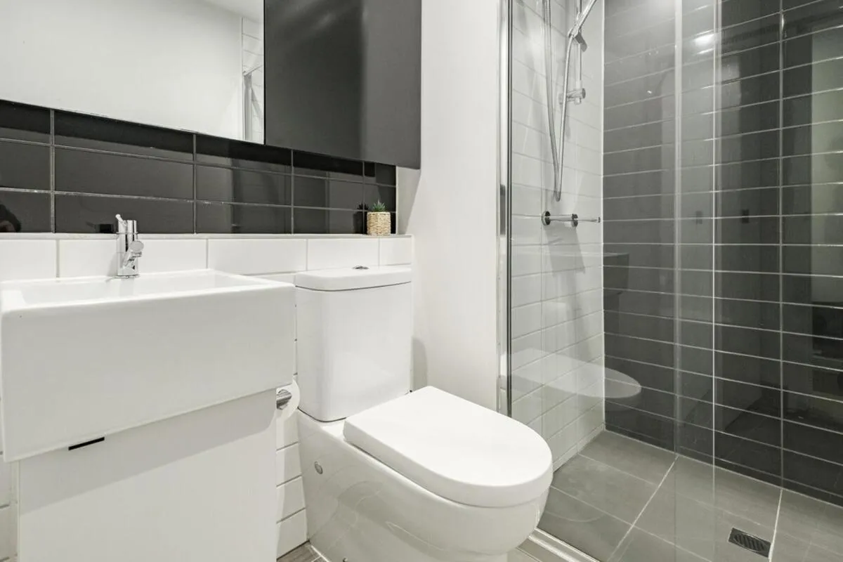 Lovely 2br Apartment Balcony Wifi Cbd — 3