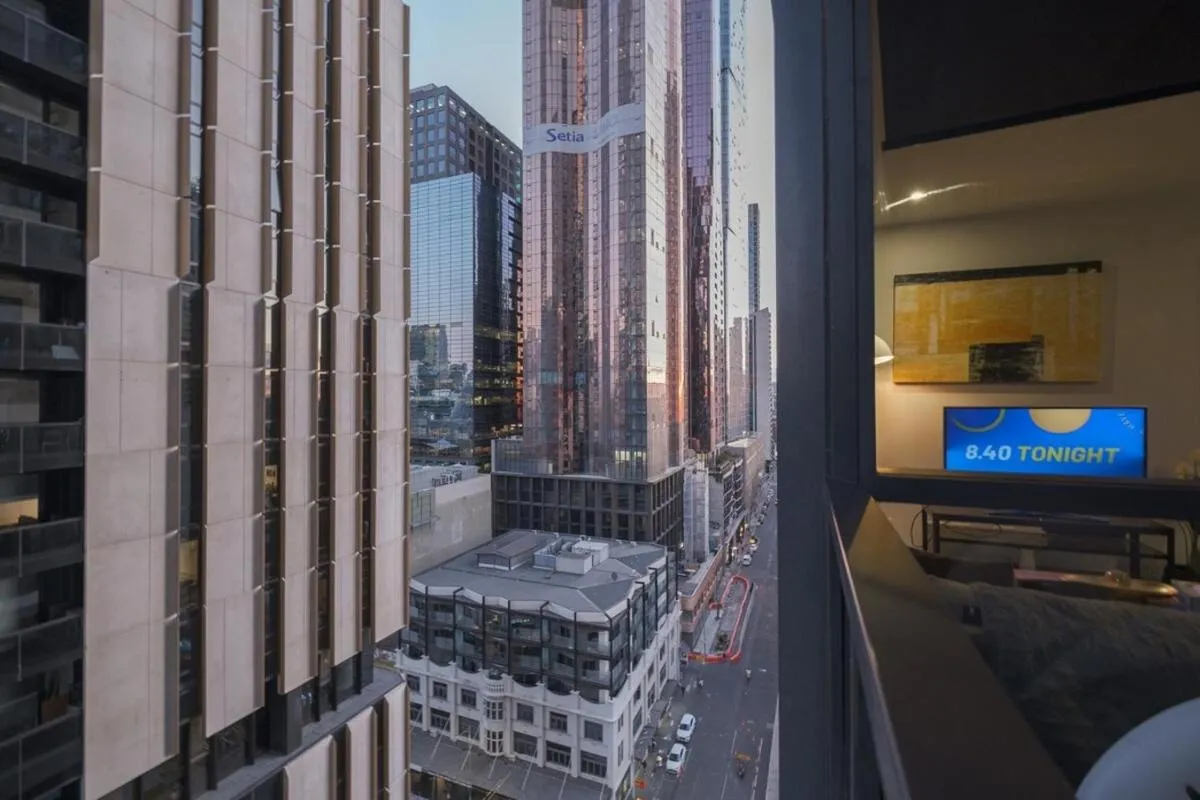 Lovely 2br Apartment Balcony Wifi Cbd — 5