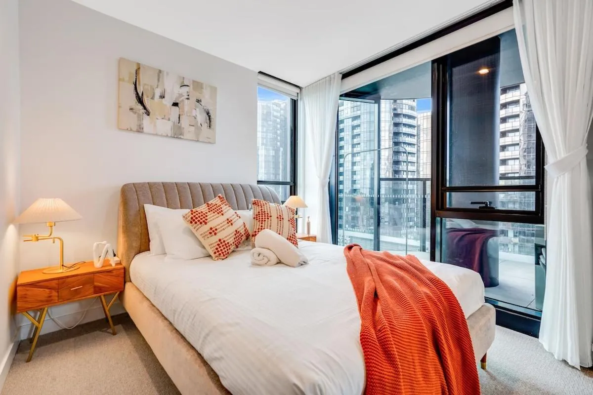 Lux 1 bedroom Executive Apt in Box Hill — 2