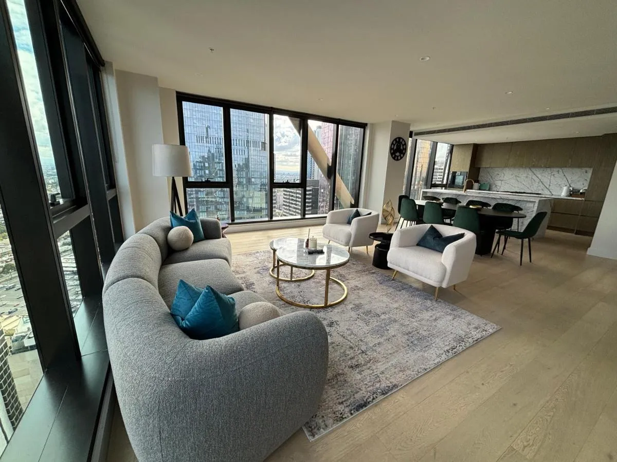 Lux CBD Penthouse with 270views Spacious & Great Location — 3
