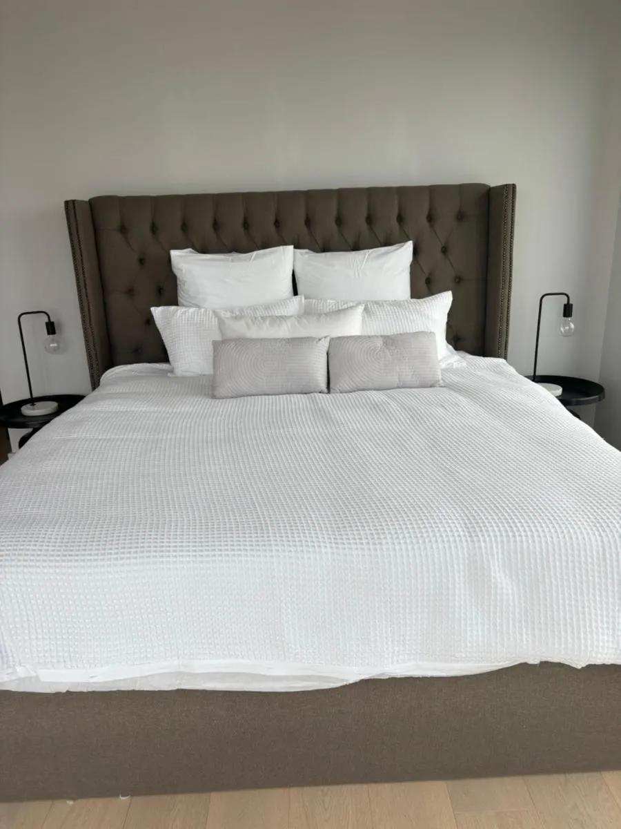 Lux CBD Penthouse with 270views Spacious & Great Location — 2