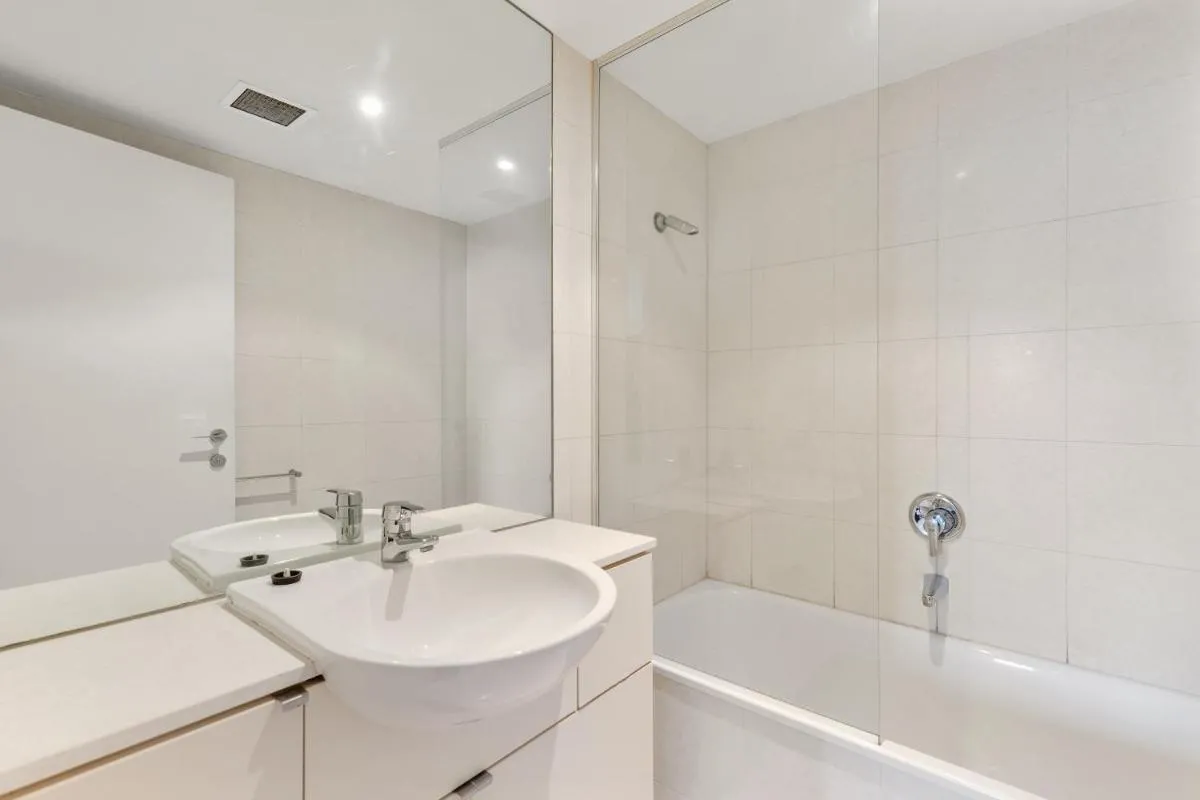 Lux Short Stay 3 Bedrooms at Clarendon Tower — 3