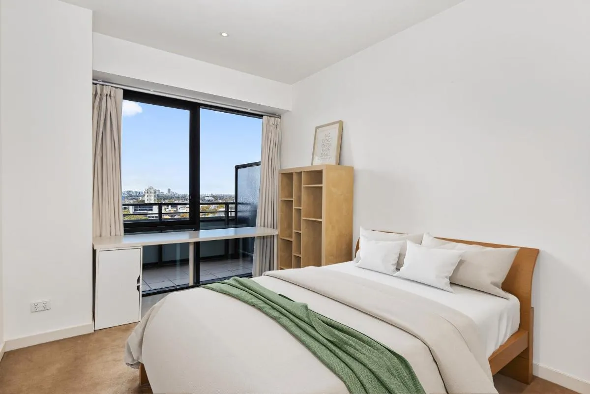 Lux Short Stay 3 Bedrooms at Clarendon Tower — 2