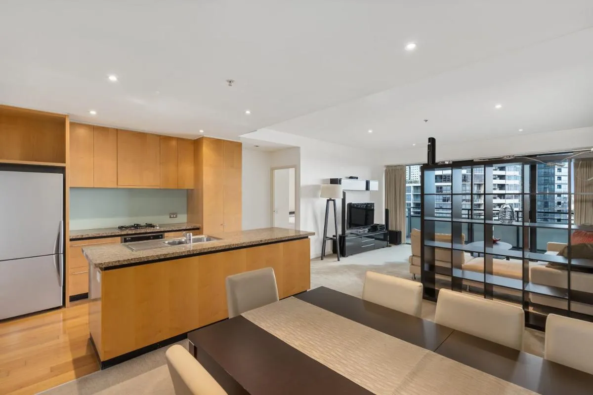 Lux Short Stay 3 Bedrooms at Clarendon Tower — 5