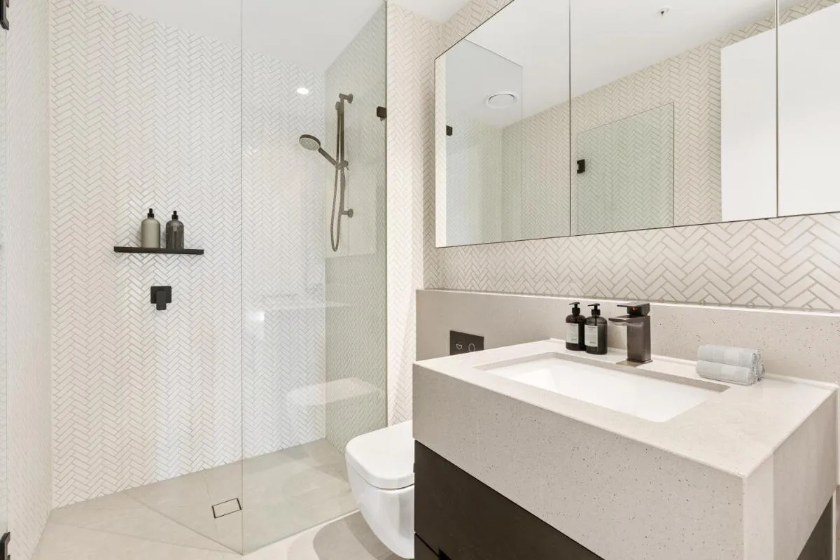 Lux Shortstay Two Bedroom at Collins House — 3
