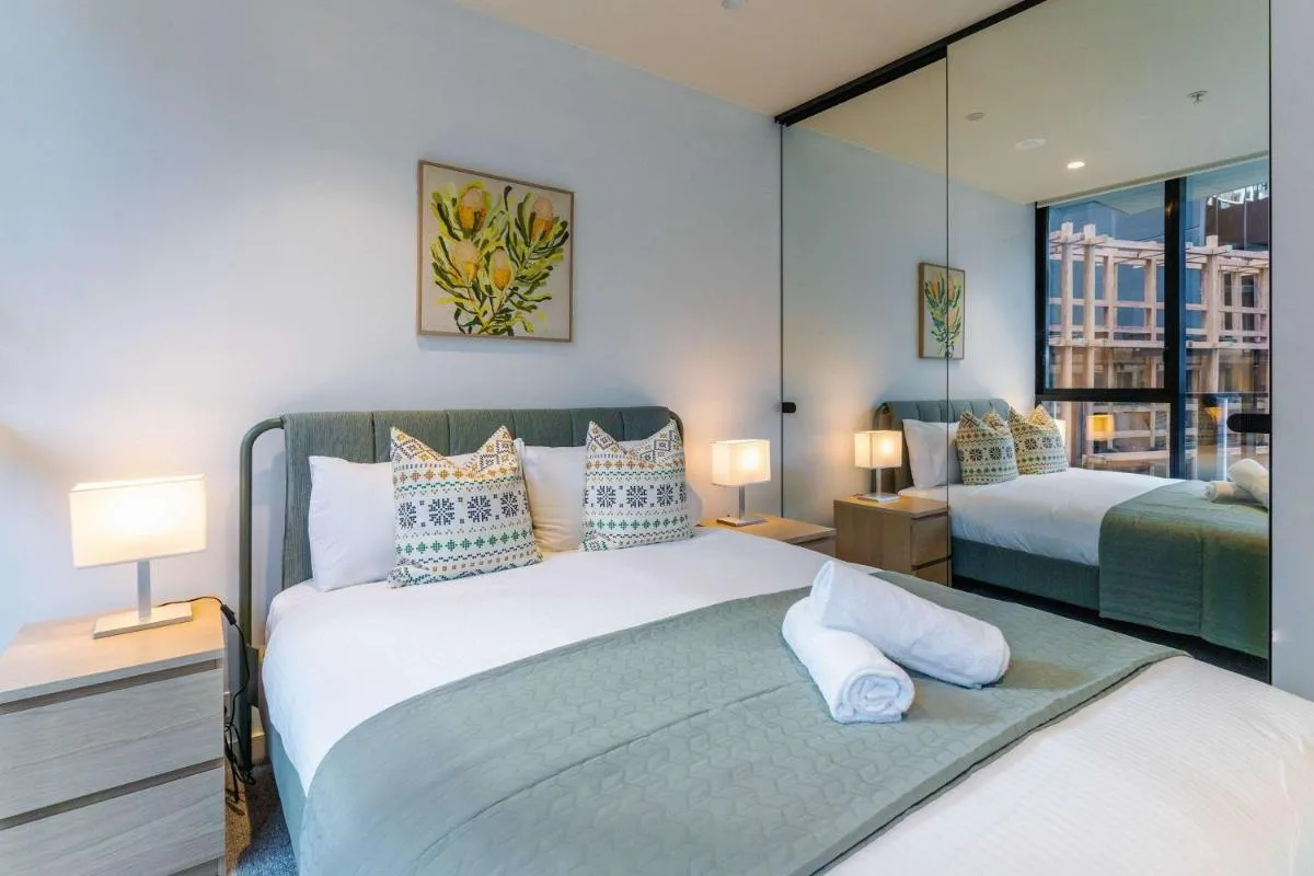 Luxe 2BR Retreat POOL GYM & PARKING South Yarra — 2