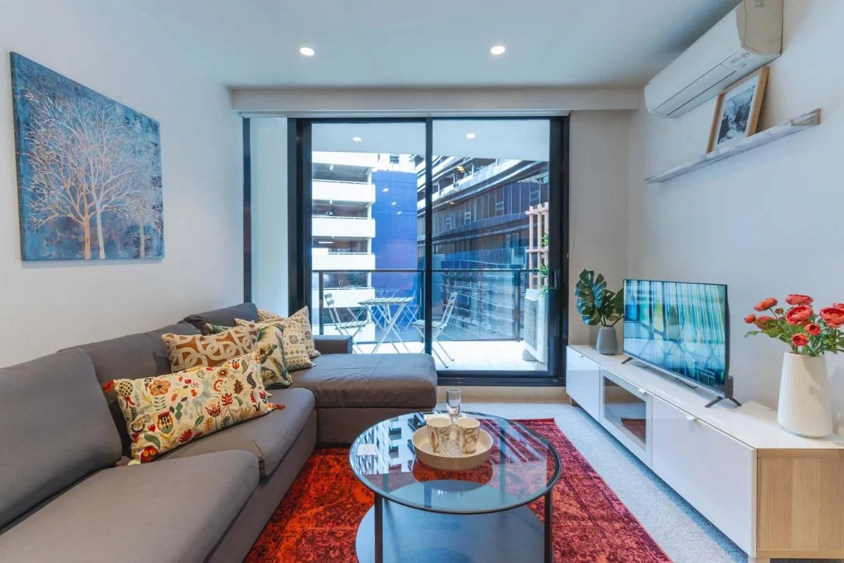Luxe 2BR Retreat POOL GYM & PARKING South Yarra — 5