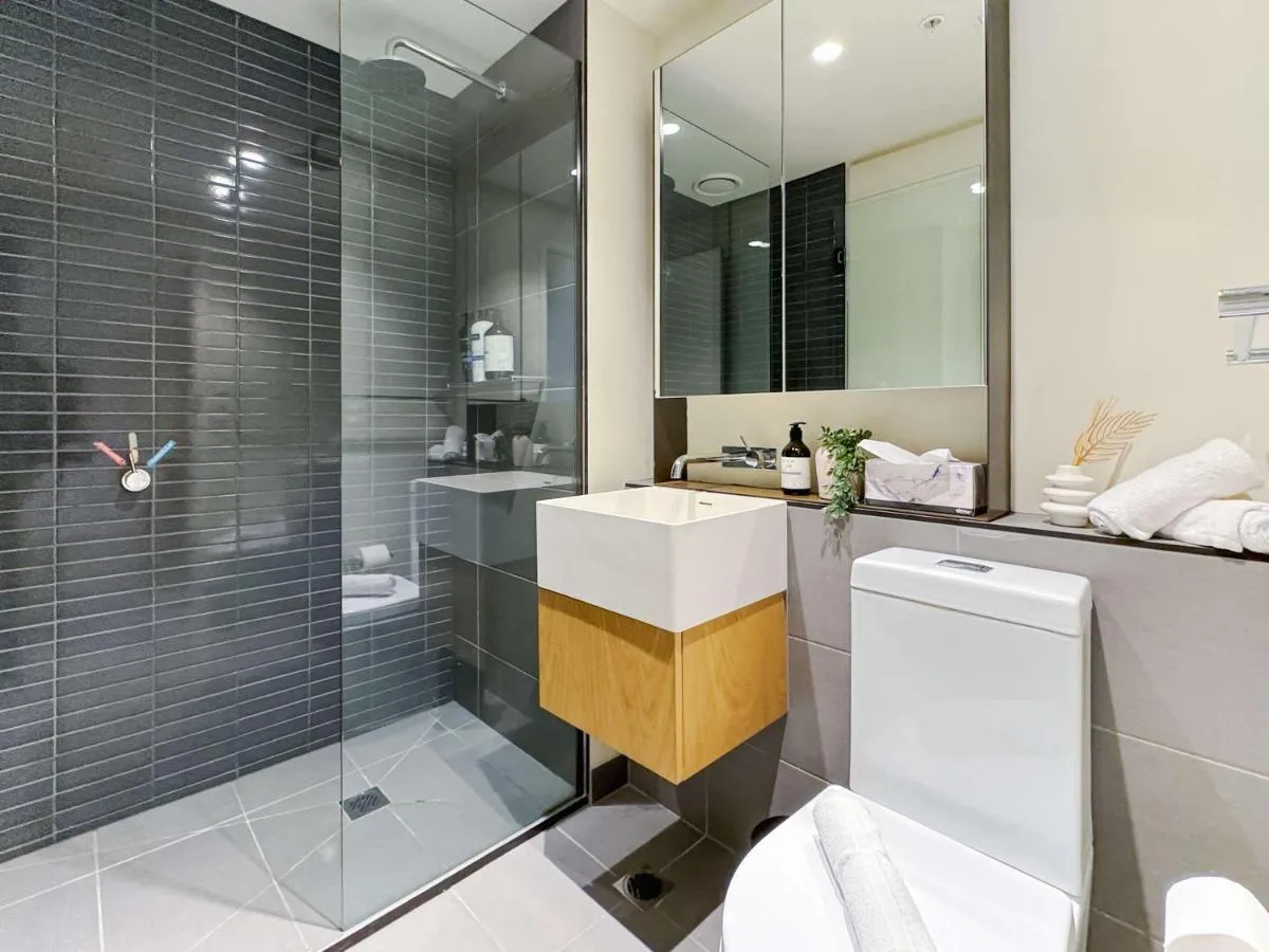 Luxe 2BR Retreat POOL GYM & PARKING South Yarra — 3