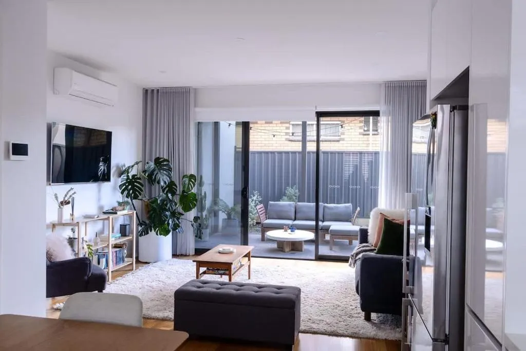 Luxe Altona Haven – Executive 3BR Family Townhouse