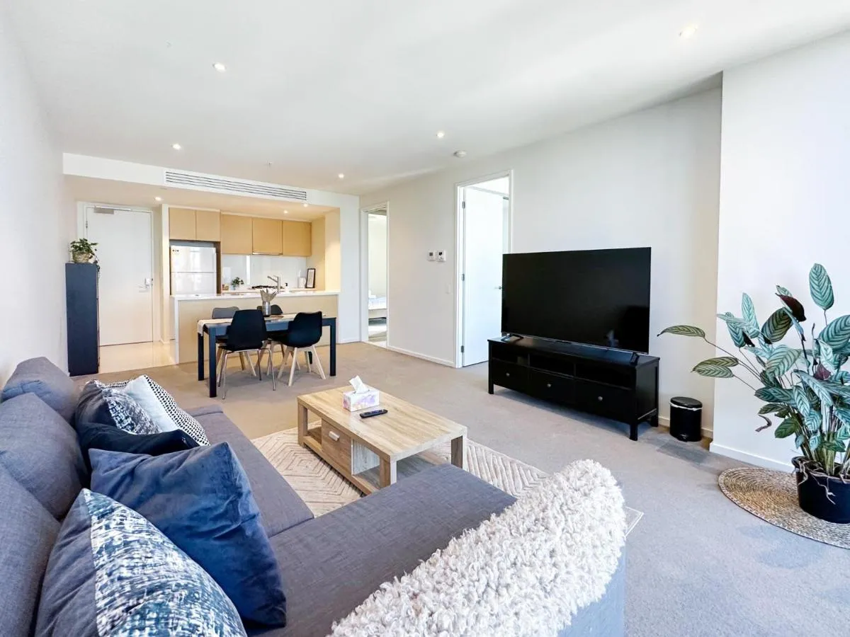 Luxurious 2 Bed Apartment with Captivating View — 3