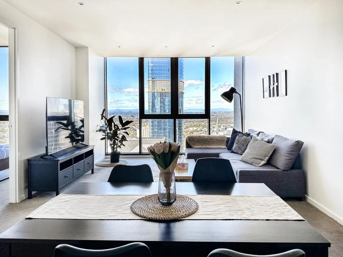 Luxurious 2 Bed Apartment with Captivating View — 2
