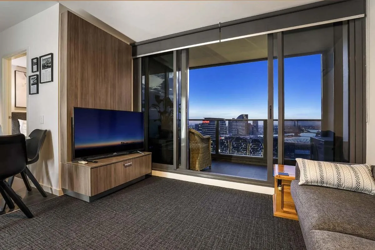 Luxurious Urban Retreat with Stunning Views — 3
