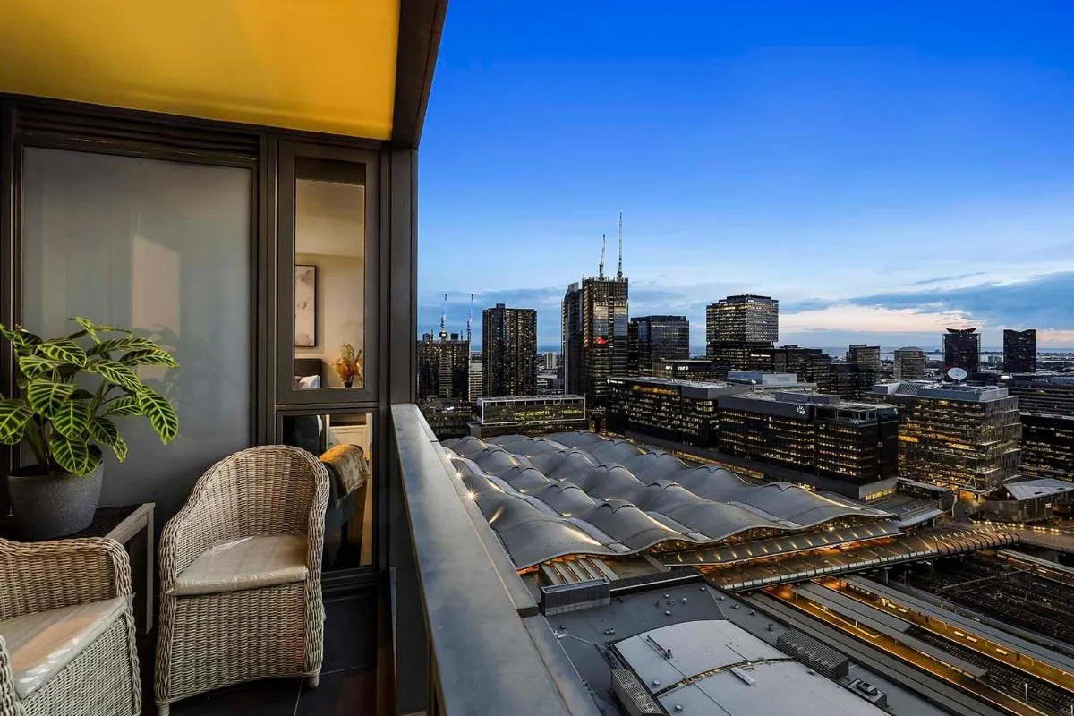 Luxurious Urban Retreat with Stunning Views — 5