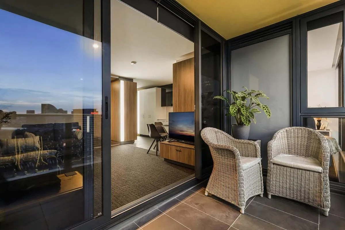 Luxurious Urban Retreat with Stunning Views — 4