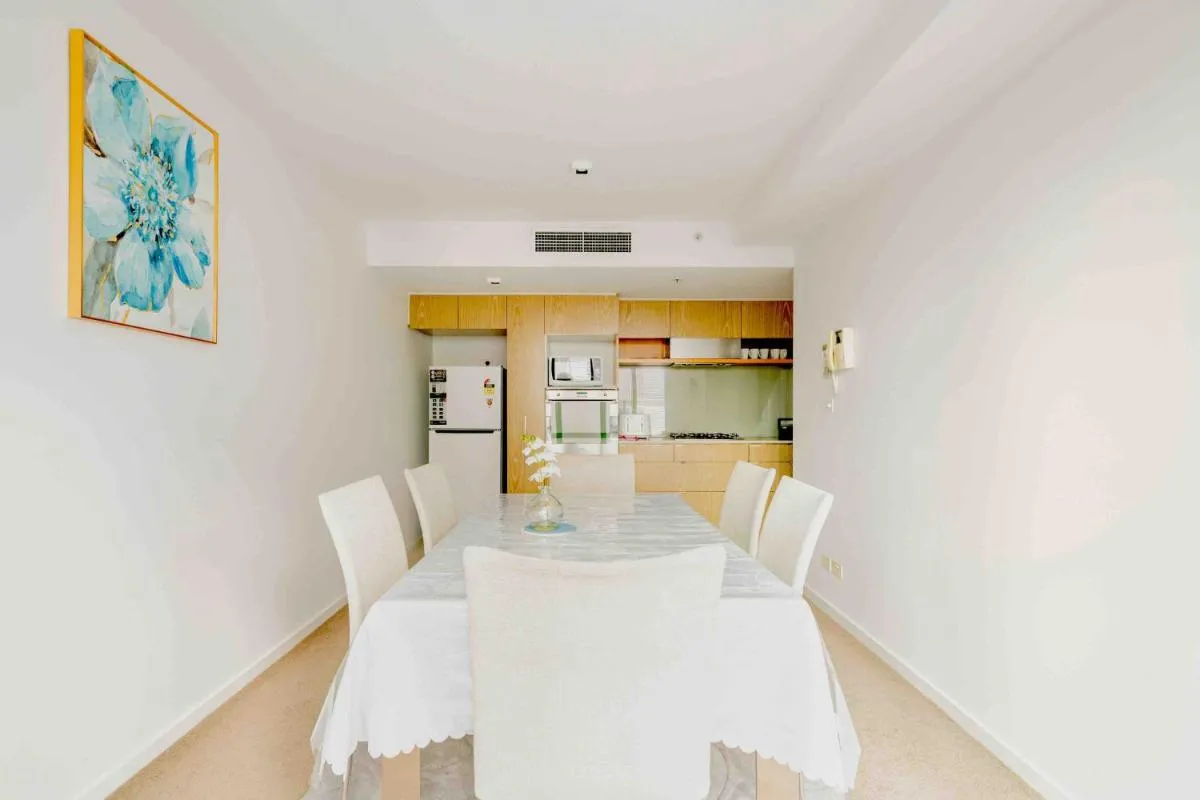 Luxury 3-Storey Loft with free parking on premises — 4