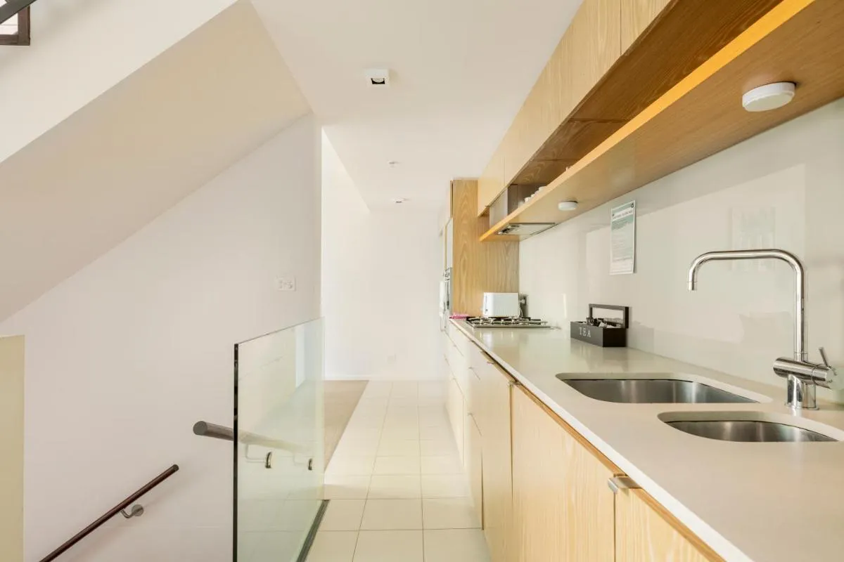 Luxury 3-Storey Loft with free parking on premises — 3