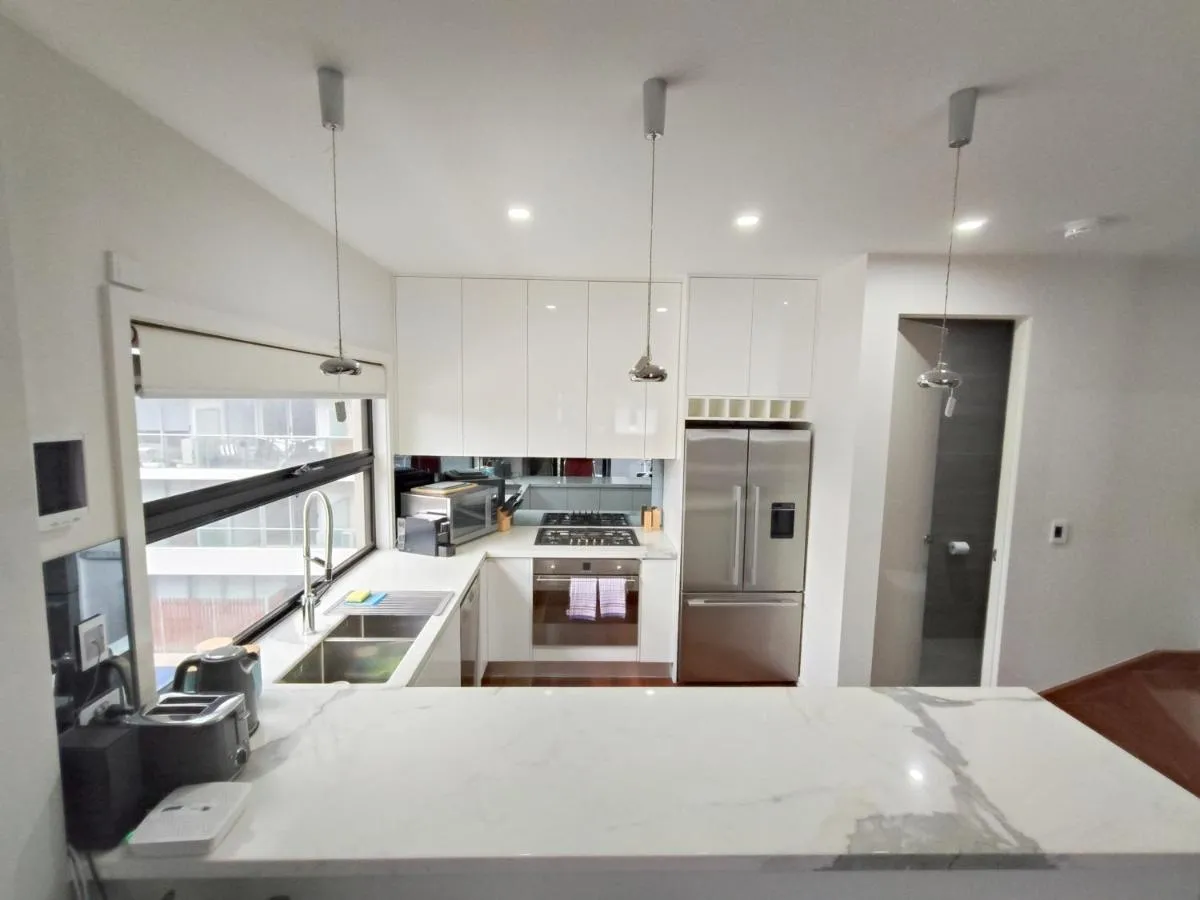 Luxury Beachside Townhouse – Walk to Beach – Private Rooftop Terrace — 4