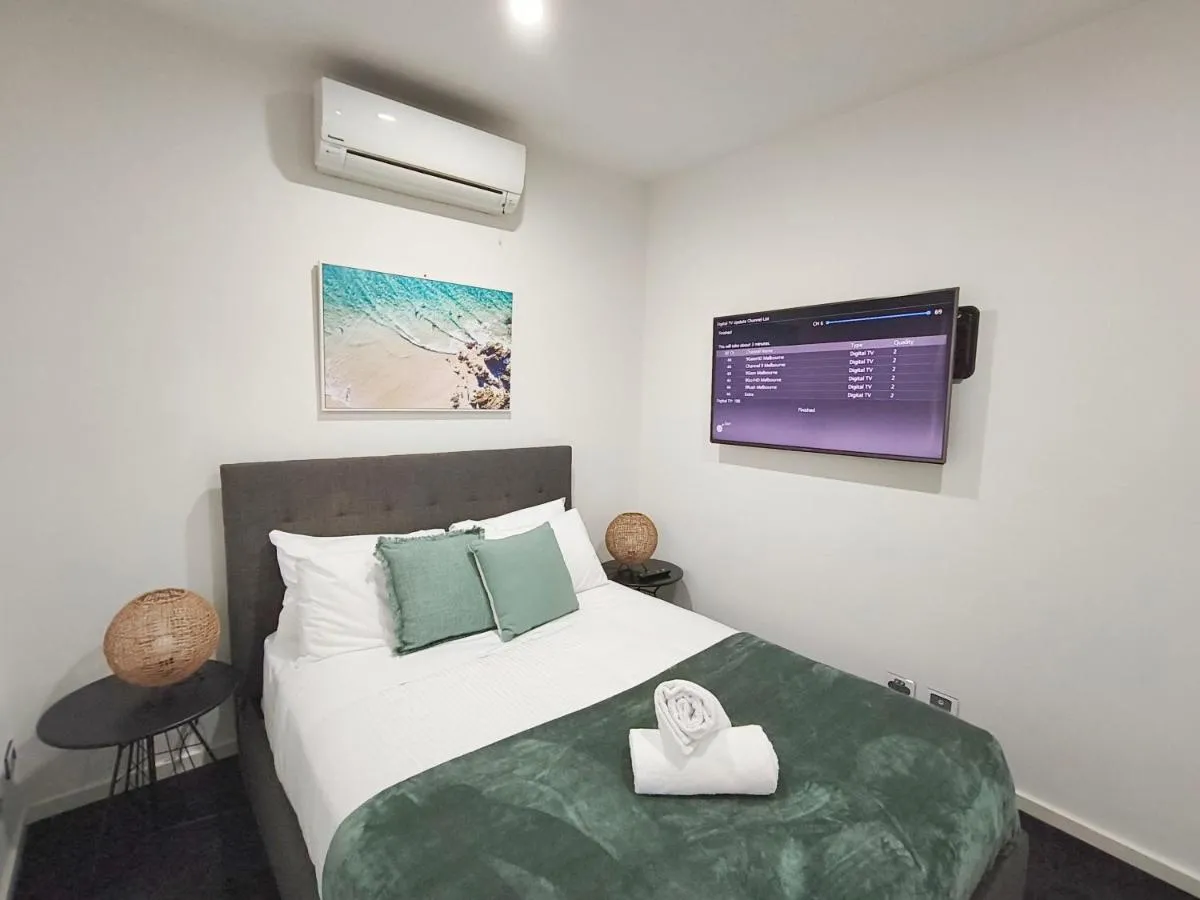 Luxury Beachside Townhouse – Walk to Beach – Private Rooftop Terrace — 2