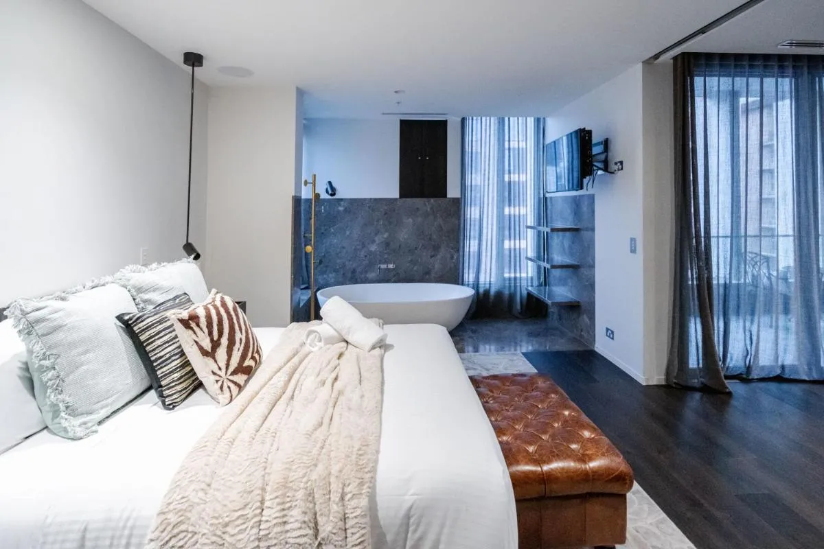 Luxury Melbourne CBD Apt in Iconic QT Building — 2