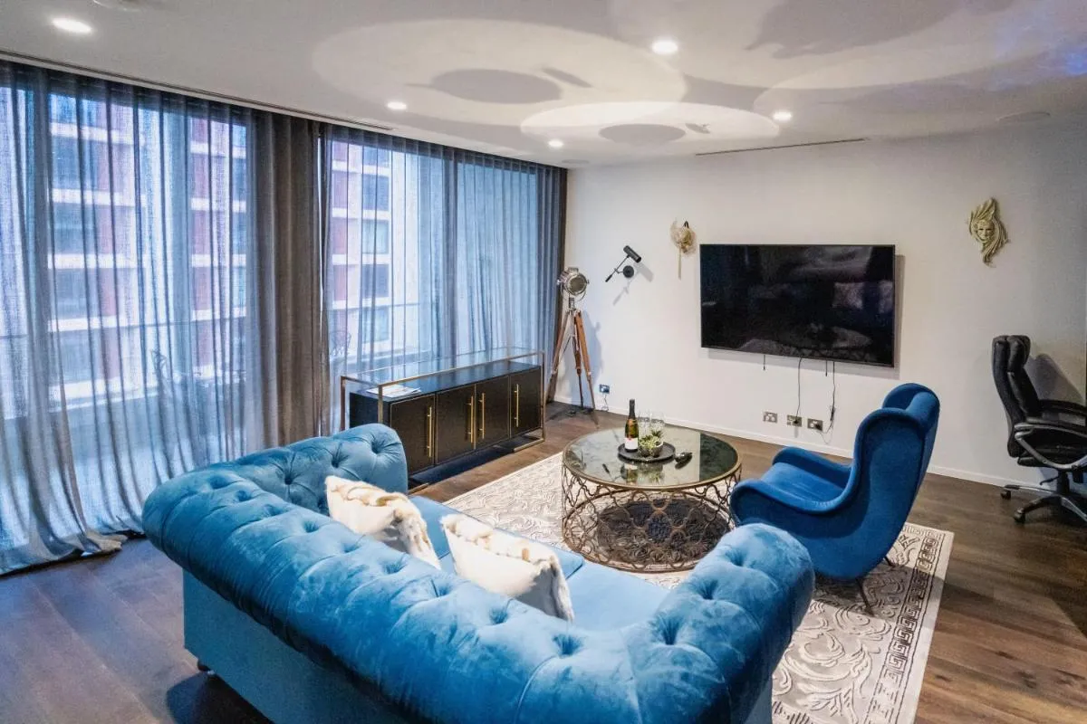 Luxury Melbourne CBD Apt in Iconic QT Building — 5