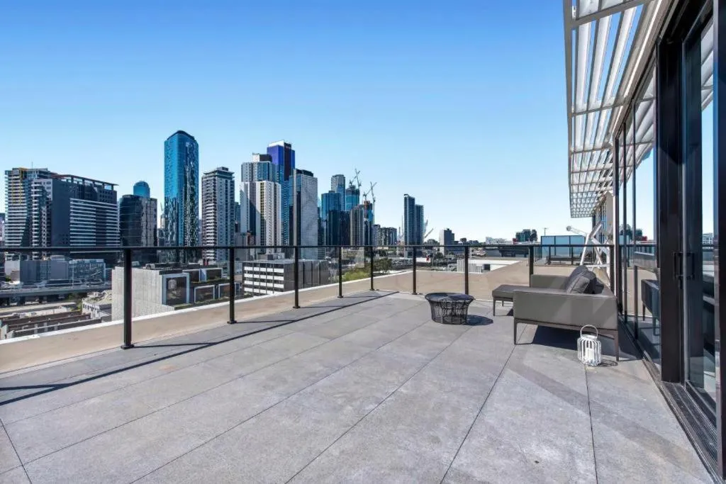 Luxury Penthouse with Astonishing Bay and City Views — 5