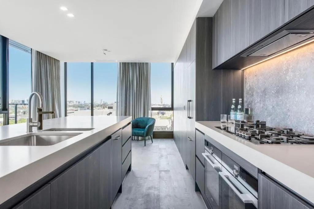 Luxury Penthouse with Astonishing Bay and City Views — 3