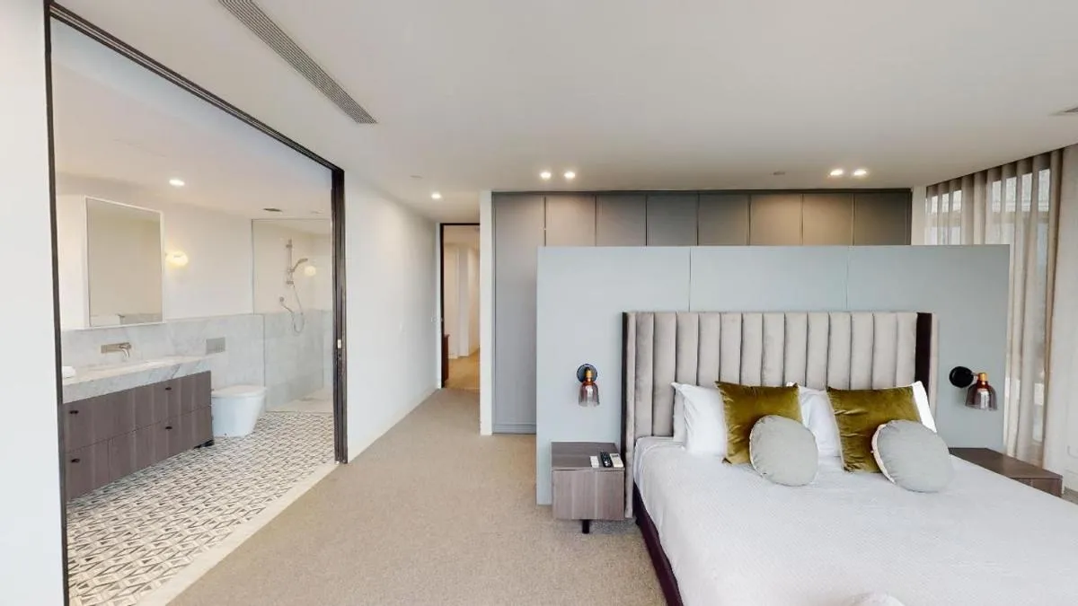 Luxury Penthouse with Astonishing Bay and City Views — 2