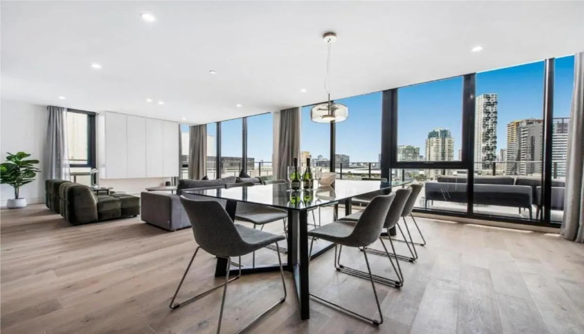 Luxury Penthouse with Astonishing Bay and City Views — 4