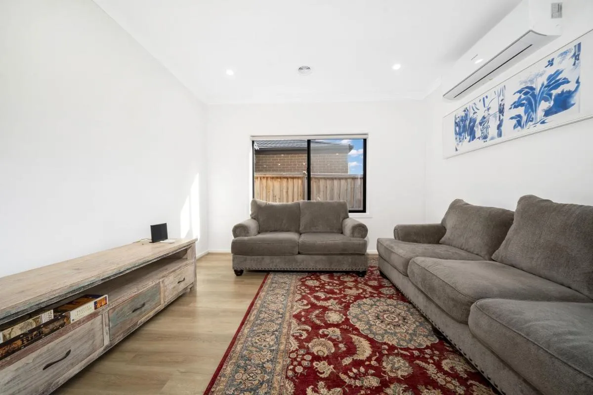 Luxury home, Mall, Breezy, Comfy — 5
