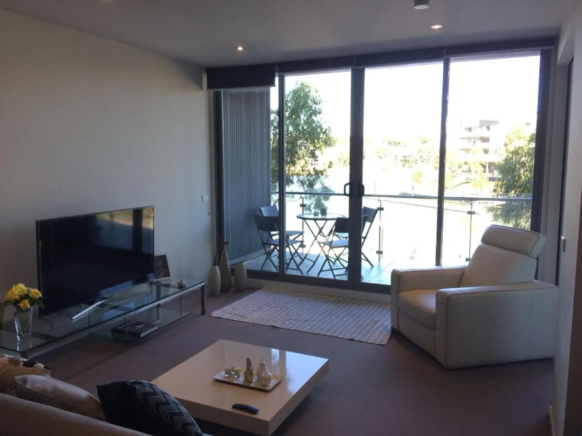Marina View Apartment on the Maribyrnong River, Melbourne — 5