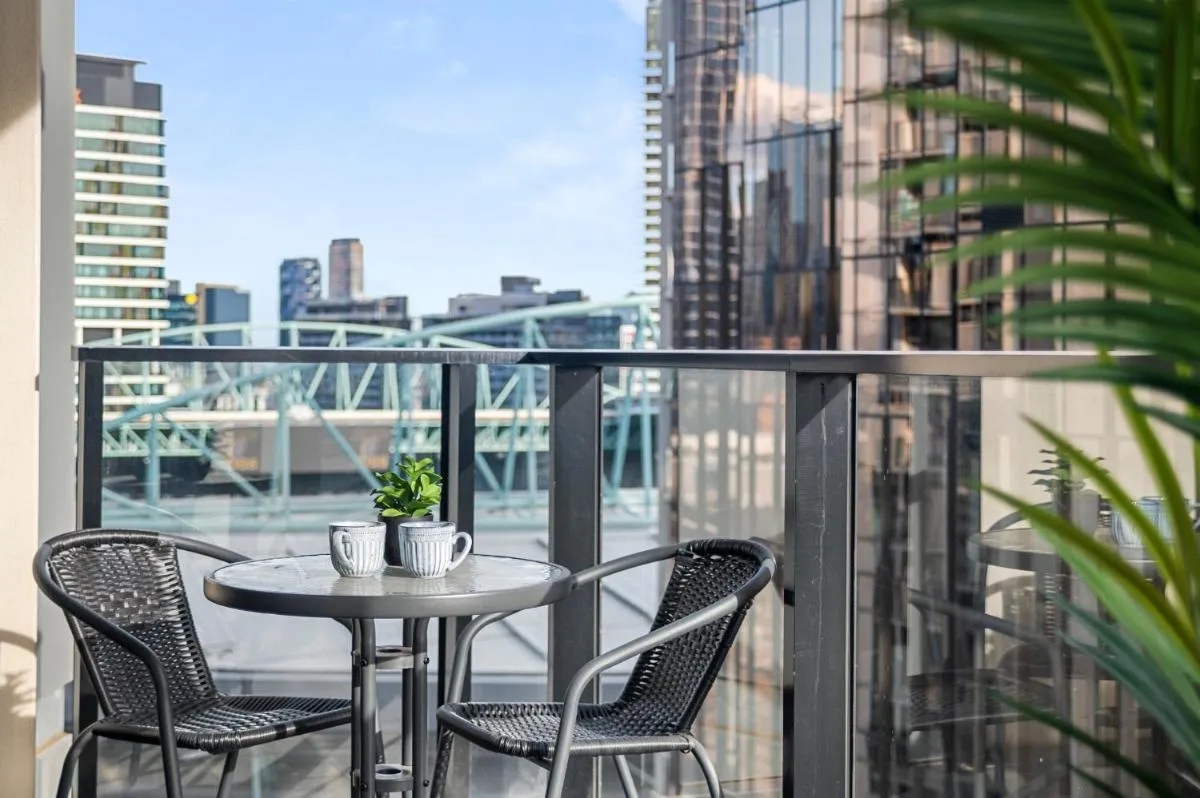 Marvel Stadium Apartment with Rooftop Pool and Free Parking — 5