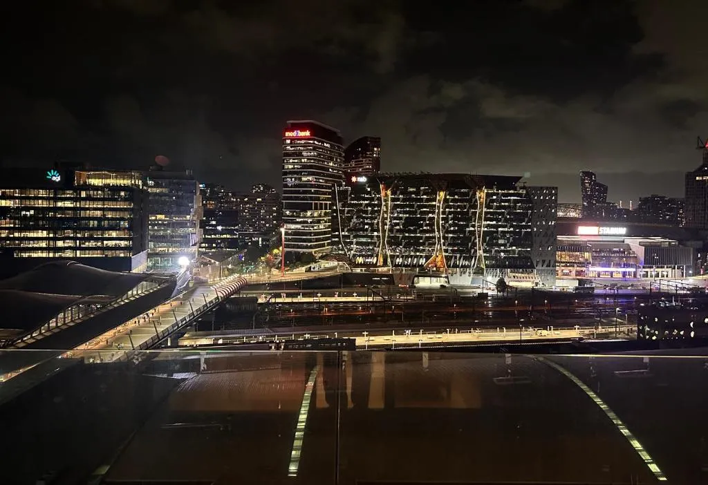 Melbourne city apartment with great skyline views, 1 Bed 1 Sofa-bed, 1 Bath