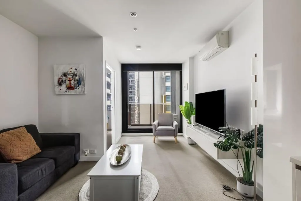 Metro Muse – Minimalist Chic for Couples in CBD