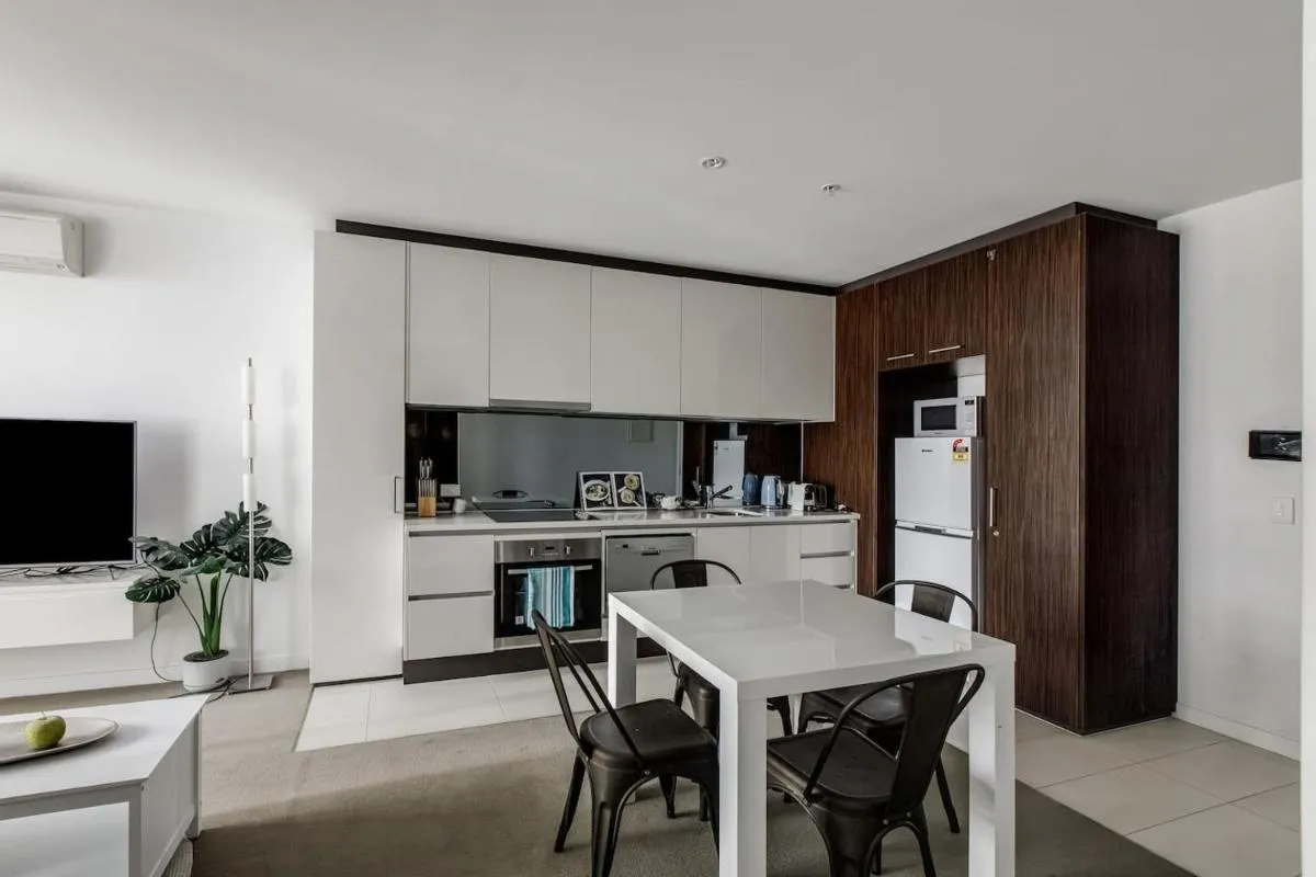 Metro Muse – Minimalist Chic for Couples in CBD — 5