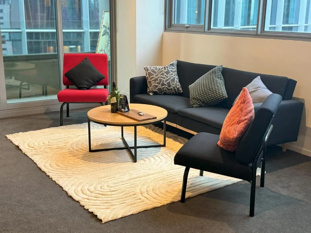 Minimalist 2-Bed, 2-Bath Apartment in Melbourne CBD – Free Parking