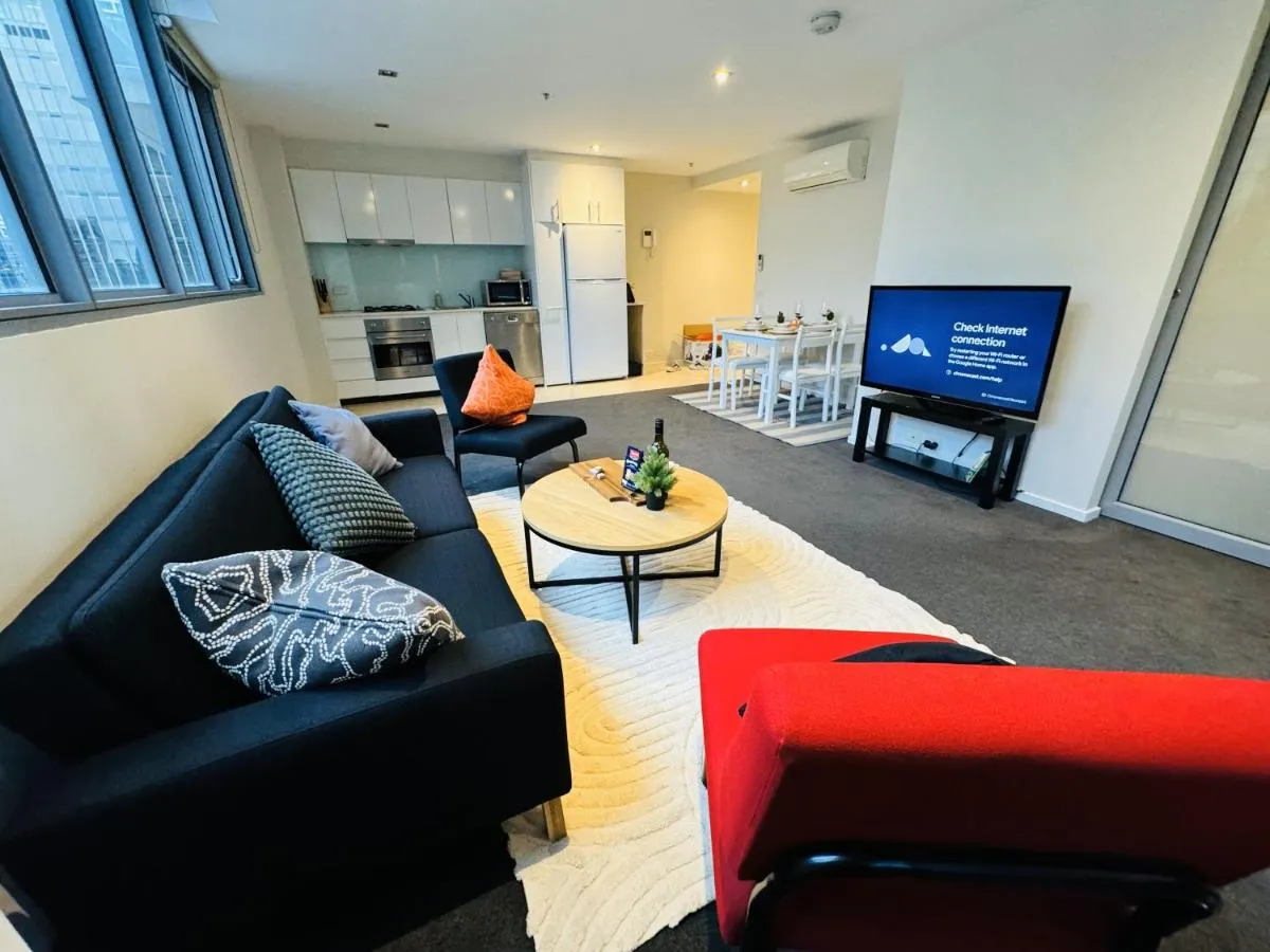 Minimalist 2-Bed, 2-Bath Apartment in Melbourne CBD – Free Parking — 3