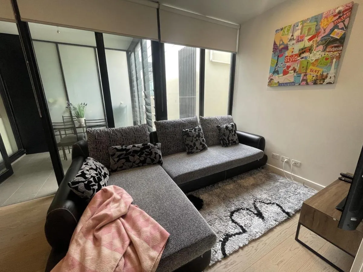 Modern 1BD Apt w free parking in central Brunswick — 5