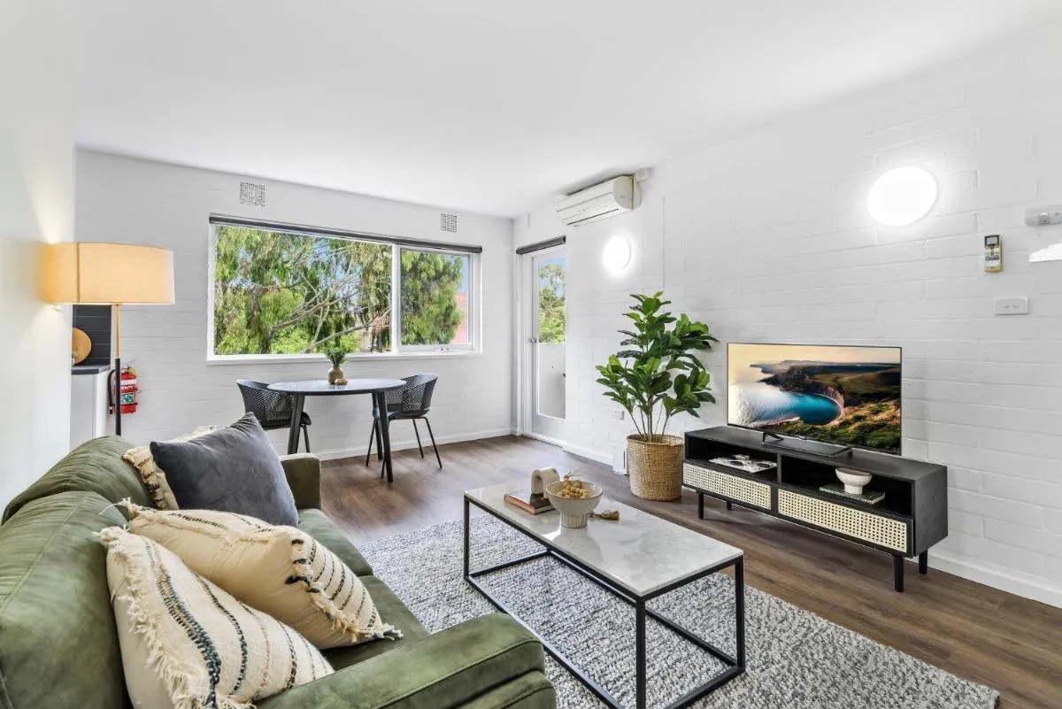 Modern 1-Bed Apartment with Cosy Balcony — 3