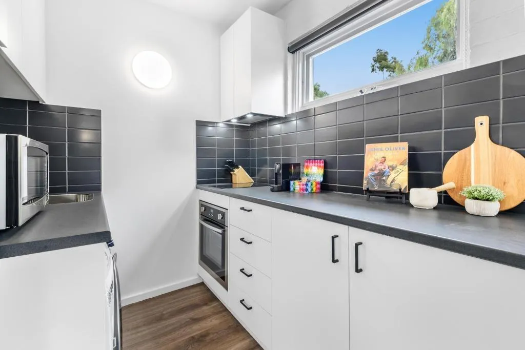 Modern 1-Bed Apartment with Cosy Balcony