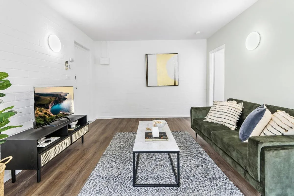 Modern 1-Bed Apartment with Cosy Balcony — 5