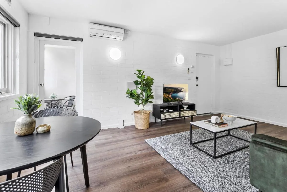 Modern 1-Bed Apartment with Cosy Balcony — 4