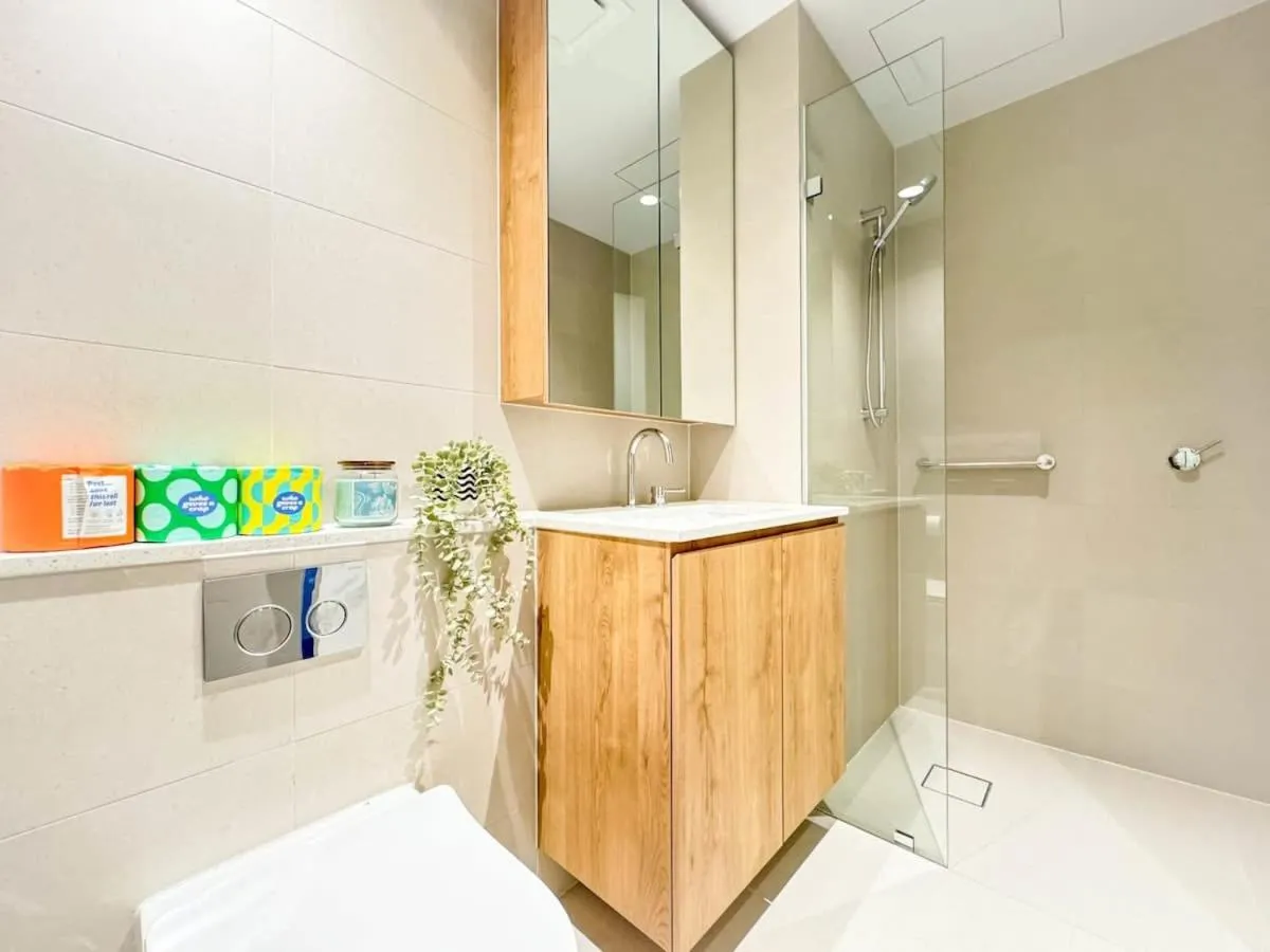 Modern 2B APT BayViews*Pool*GYM — 3