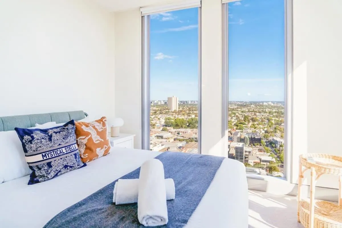 Modern 2B APT BayViews*Pool*GYM — 2