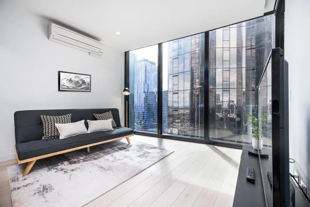 Modern 2BR Apartment Pool, Spa and Gym in CBD