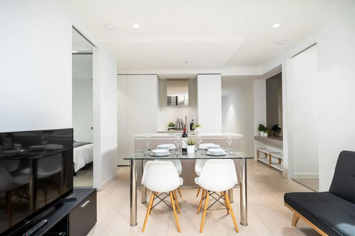 Modern 2BR Apartment Pool, Spa and Gym in CBD — 4
