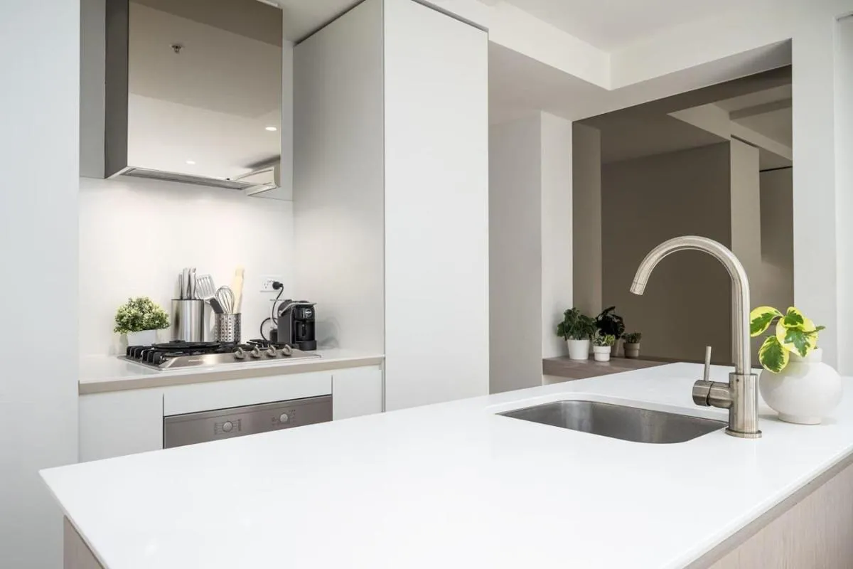 Modern 2BR Apartment Pool, Spa and Gym in CBD — 3