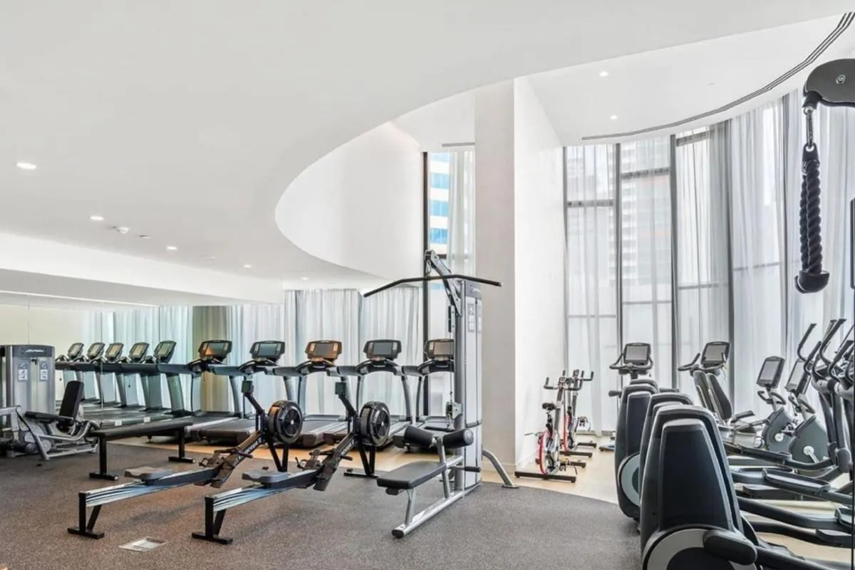 Modern 2BR Apartment Pool, Spa and Gym in CBD — 5
