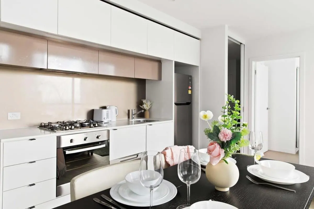 Modern 2BR Apt Next to Victoria Market City Views — 5