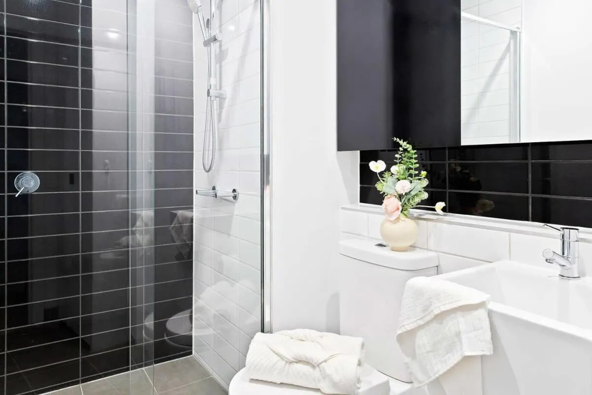 Modern 2BR Apt Next to Victoria Market City Views — 3